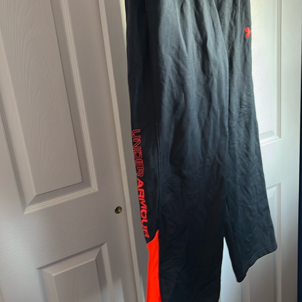 Kids extra large underarmour sweatpants.